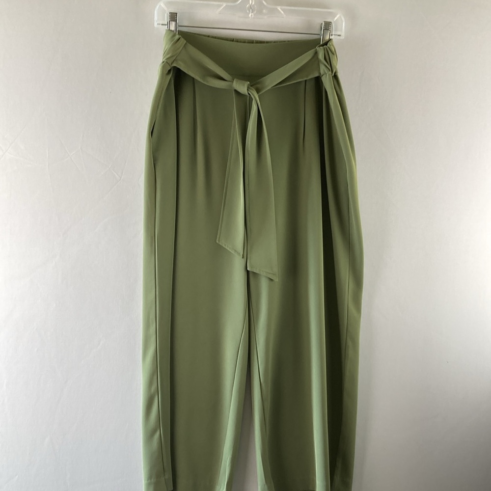 Time and Tru size 4/6 sage green cropped pants.